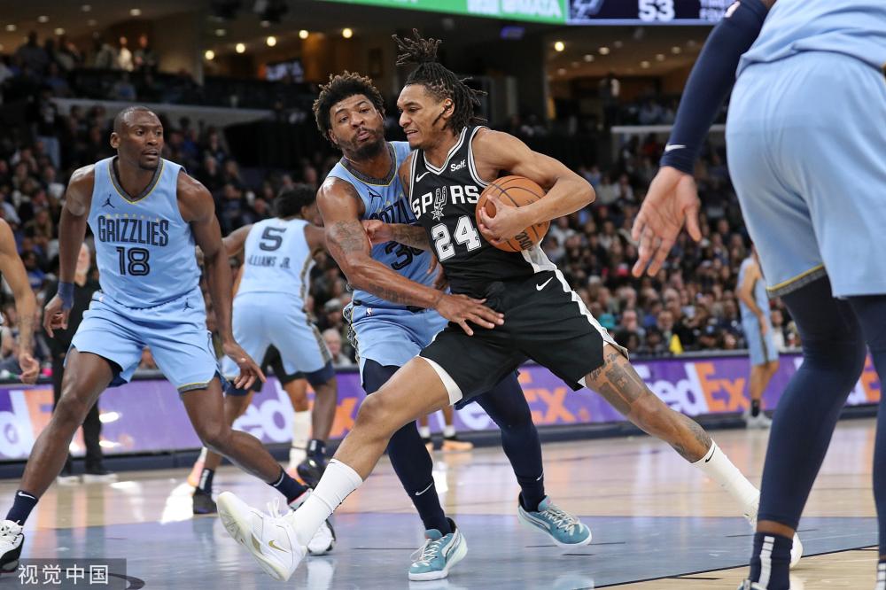 足球场上的 足球场上的